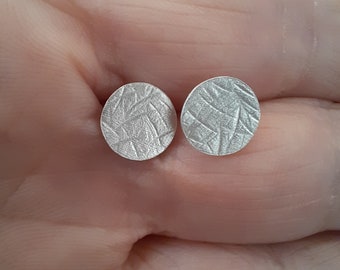 Zierliche runde Ohrstecker aus 999 Silber recycelt mit leichtem Hammerschlag