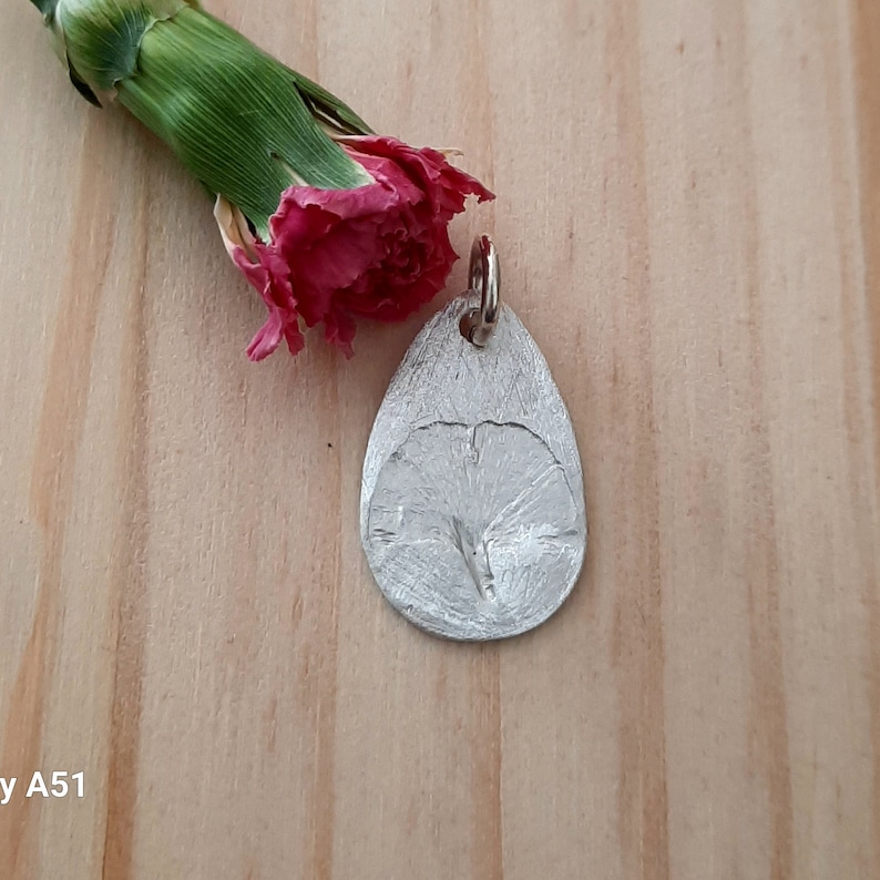 Pendentif en argent fin avec une véritable feuille de ginkgo en relief en forme de larme, unique image 1