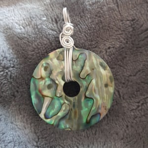 Kettenanhänger aus Abalone Muschel mit Draht umwickelt, Donut-Form, silver filled Draht Bild 1