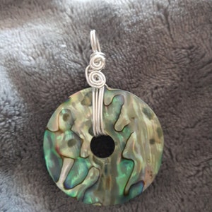 Kettenanhänger aus Abalone Muschel mit Draht umwickelt, Donut-Form, silver filled Draht Bild 3