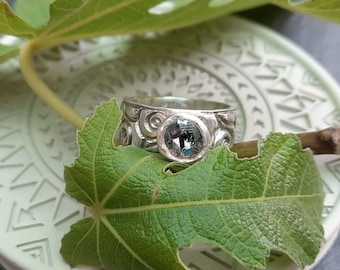 Solid unique ring made of 999 silver with great pattern and melted glass