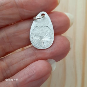 Pendentif en argent fin avec une véritable feuille de ginkgo en relief en forme de larme, unique image 6