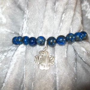 Edelstein-Armband aus Lapis-Lazuli-Perlen mit Kleeblatt-Charm aus 999 Silber Bild 1