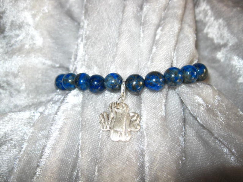 Edelstein-Armband aus Lapis-Lazuli-Perlen mit Kleeblatt-Charm aus 999 Silber Bild 1