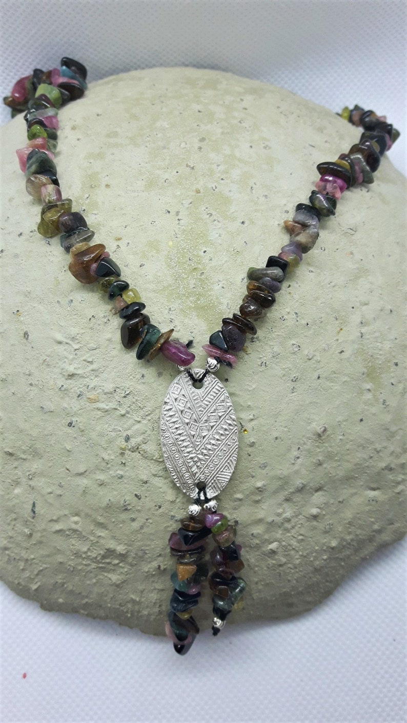 Gemstone necklace with tourmaline splinters and noble intermediate element made of 999 silver patterned on both sides