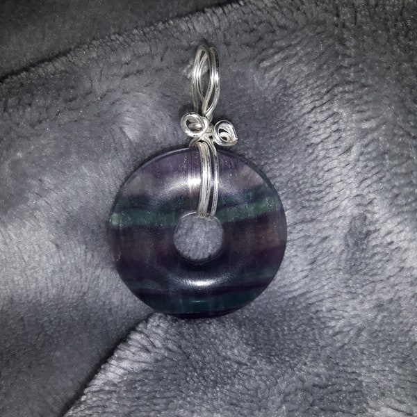 Edelstein-Anhänger Fluorit in Donut-Form mit silver-filled Draht umwickelt, wire wrapping