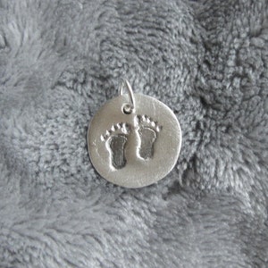 runder Anhänger mit eingeprägten Füßchen aus 999 Silber, Geschenk für Muttertag Bild 1