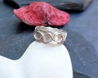 Noble band ring with sprayed frills made of the purest fine silver