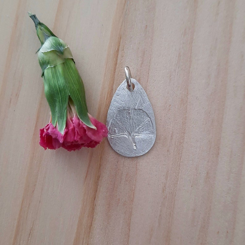 Pendentif en argent fin avec une véritable feuille de ginkgo en relief en forme de larme, unique image 3