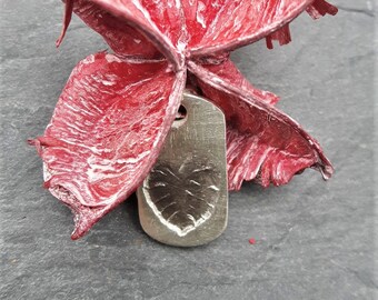 Silver pendant with embossed monstera in 999 silver