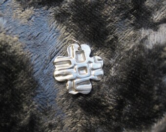 Silber-Anhänger Kleeblatt aus 999 Silber mit schönem Muster