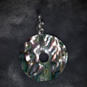 Kettenanhänger aus Abalone Muschel mit Draht umwickelt, Donut-Form, silver filled Draht Bild 2