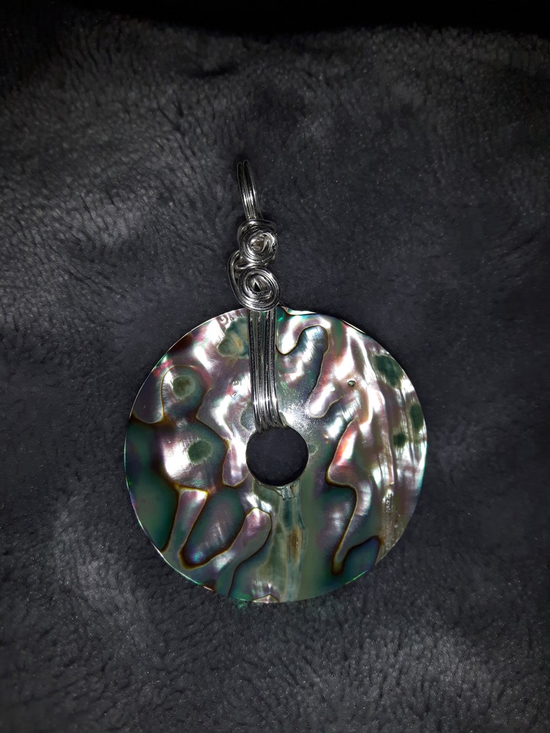 Kettenanhänger aus Abalone Muschel mit Draht umwickelt, Donut-Form, silver filled Draht Bild 2