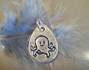 Teardrop-shaped pendant made of 999 silver with an embossed and patinated octopus