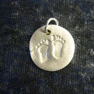 runder Anhänger mit eingeprägten Füßchen aus 999 Silber, Geschenk für Muttertag Bild 2