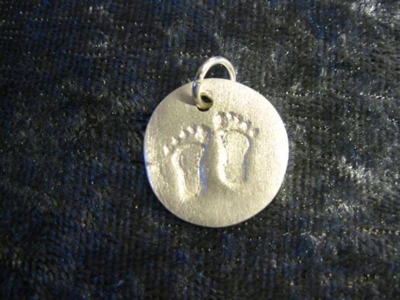 runder Anhänger mit eingeprägten Füßchen aus 999 Silber, Geschenk für Muttertag Bild 2
