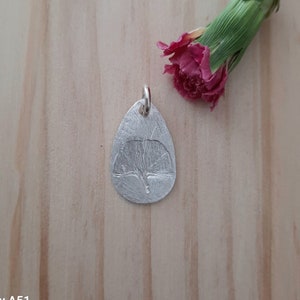 Pendentif en argent fin avec une véritable feuille de ginkgo en relief en forme de larme, unique image 2