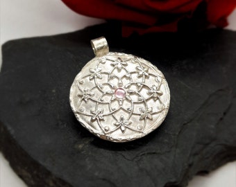 Noble pendant made of 999 silver with daisies, round