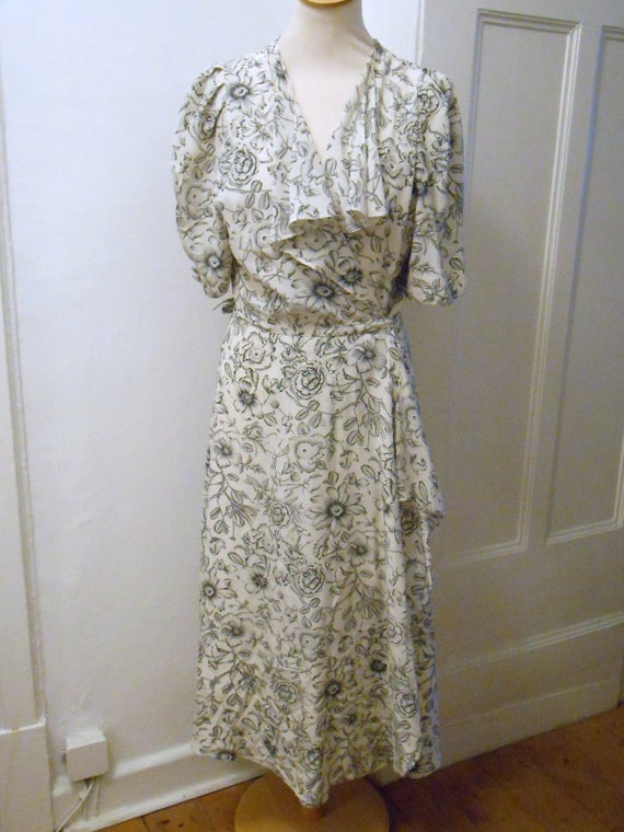 playful 40s 70s sloppy dress wrap dress white blac