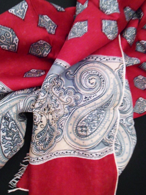 40s 50s dark red light grey scarf