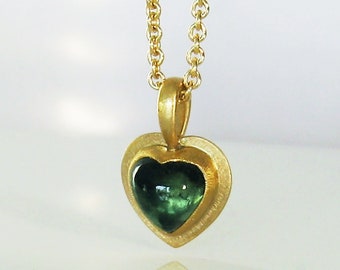 Petit pendentif coeur tourmaline verte, or 750 et 900, recyclé, pendentif coeur vert, cabochon tourmaline, pièce unique de Christiane Wendt