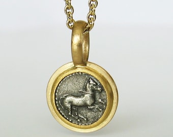 Kleiner Münzanhänger mit Pferd und Ziegenbock, recyceltes 900 und 750 Gold, garantiert echte antike Münze, Einzelstück von Christiane Wendt