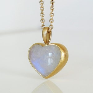 Rainbow moonstone heart pendant, 750 and 900 gold, recycled, heart pendant with iridescent gemstone, unique piece by Christiane Wendt