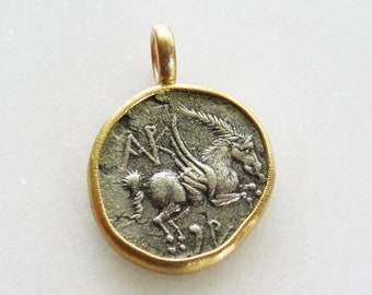 Munthanger met Pegasus en Dionysus, gemaakt van 750 en 900 goud, echte oud-Griekse zilveren munt, uniek stuk van Christiane Wendt