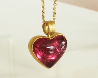 Grand pendentif coeur tourmaline, rouge framboise, cabochon, or 750 et 900 recyclé, déclaration d'amour, pièce unique de Christiane Wendt