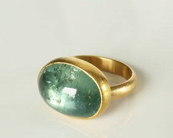 Fijne groene toermalijn ring gemaakt van 750 en 900 goud, cabochon, breedte 57-58, uniek stuk van Christiane Wendt