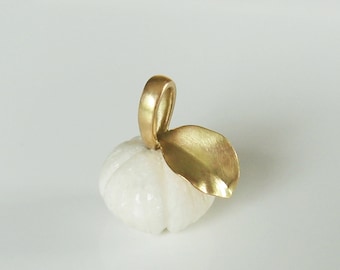 Blüten Anhänger, recyceltes 750 Gold und Dolomit, weißer Schmuckstein, Einzelstück von Christiane Wendt