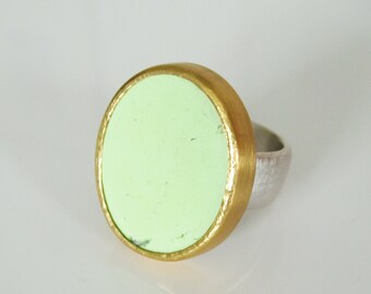 Grote citroenchrysopraasring, 900 gouden zetting en zilveren band, lichtgroene ovale steen, breedte 56, uniek stuk van Christiane Wendt