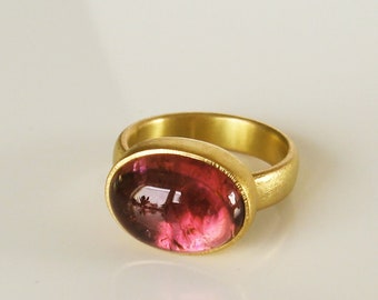 Rosé Turmalin Ring aus 750 und 900 Gold, recycelt, ovaler Cabochon, Weite 56, wertvolles Einzelstück von Christiane Wendt