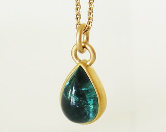 Pendentif larme tourmaline couleur essence, or recyclé 750 et 900, pierre précieuse bleu turquoise, pièce unique de Christiane Wendt