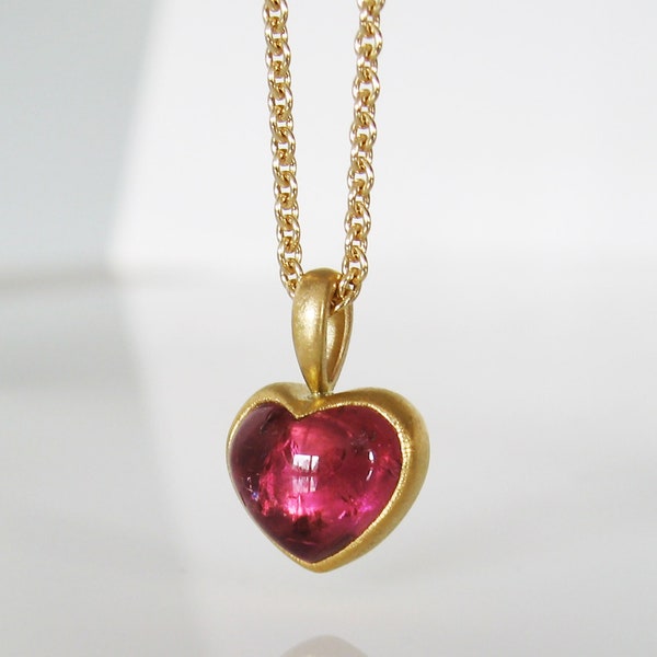 Pendentif coeur tourmaline couleur framboise, or 750 et 900 recyclé, pièce unique de Christiane Wendt