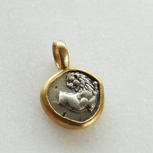 Coin pendant with lion, recycled 900 and 750 gold, guaranteed real antique silver coin, unique piece by Christiane Wendt