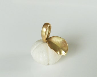 Blüten Anhänger, recyceltes 750 Gold und Dolomit, weißer Schmuckstein, Einzelstück von Christiane Wendt