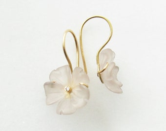 Blüten Ohrringe, gravierter Rosenquarz, recyceltes 750 Gold, Brillanten, florale Ohrhänger aus Rosaquarz, Einzelstück von Christiane Wendt
