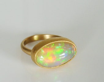 Opal Ring, 750 und 900 Gold, recycelt, ovaler Welo-Opal Cabochon, Weite 56, Weite 18, bunte Flashes, Einzelstück von Christiane Wendt