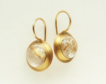 Rutielkwarts oorbellen, 750 en 900 goud, lichtvanger oorbellen, kwarts cabochons met gouden insluitsels, uniek stuk van Christiane Wendt