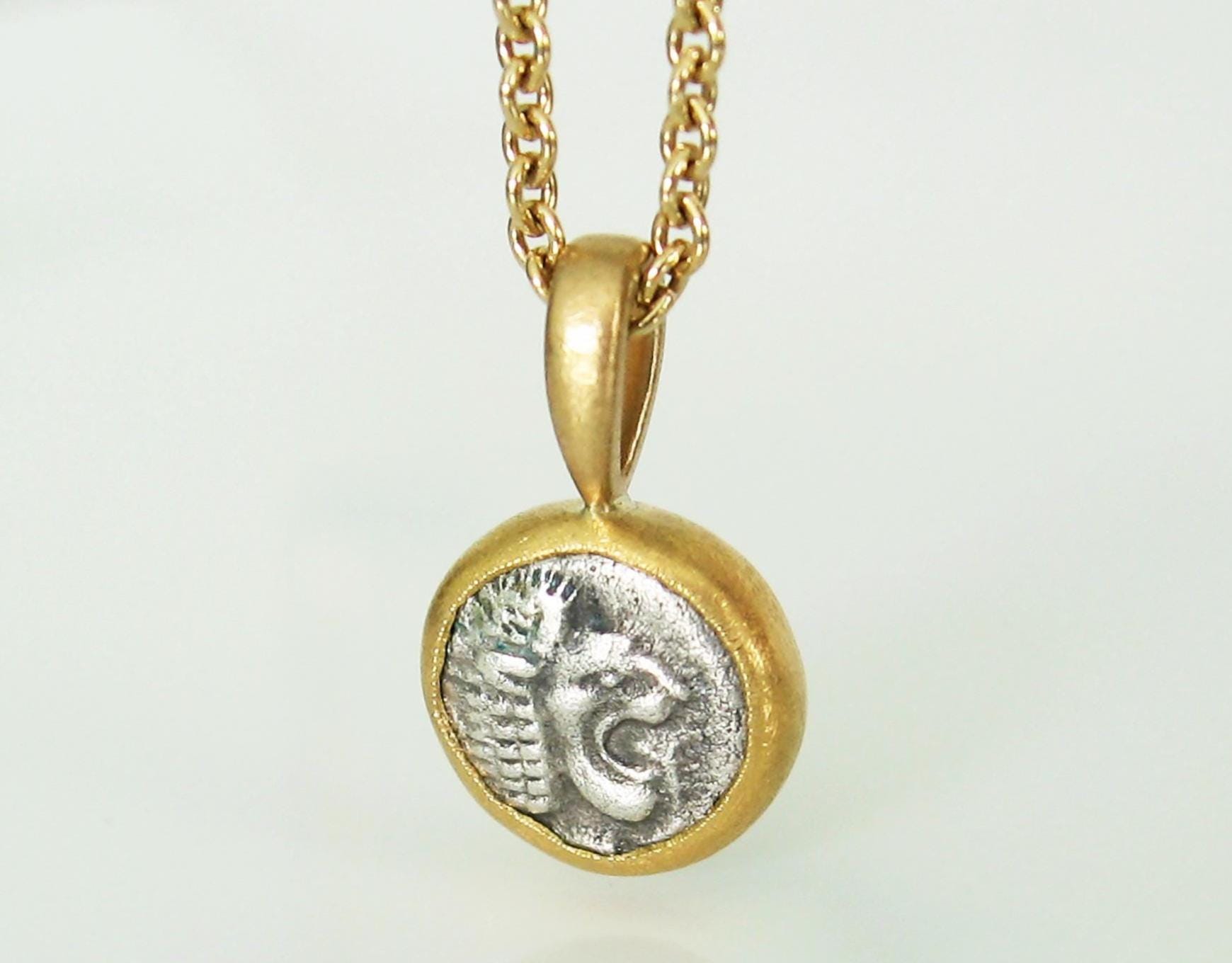 Small coin pendant with lion's head, 750 and 900 gold, lion amulet, genuine coin from ancient Greece, unique piece by Christiane Wendt