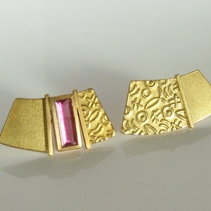 Pink Turmalin Ohrstecker aus 750 Gold, ziseliertes Einzelstück von Christiane Wendt