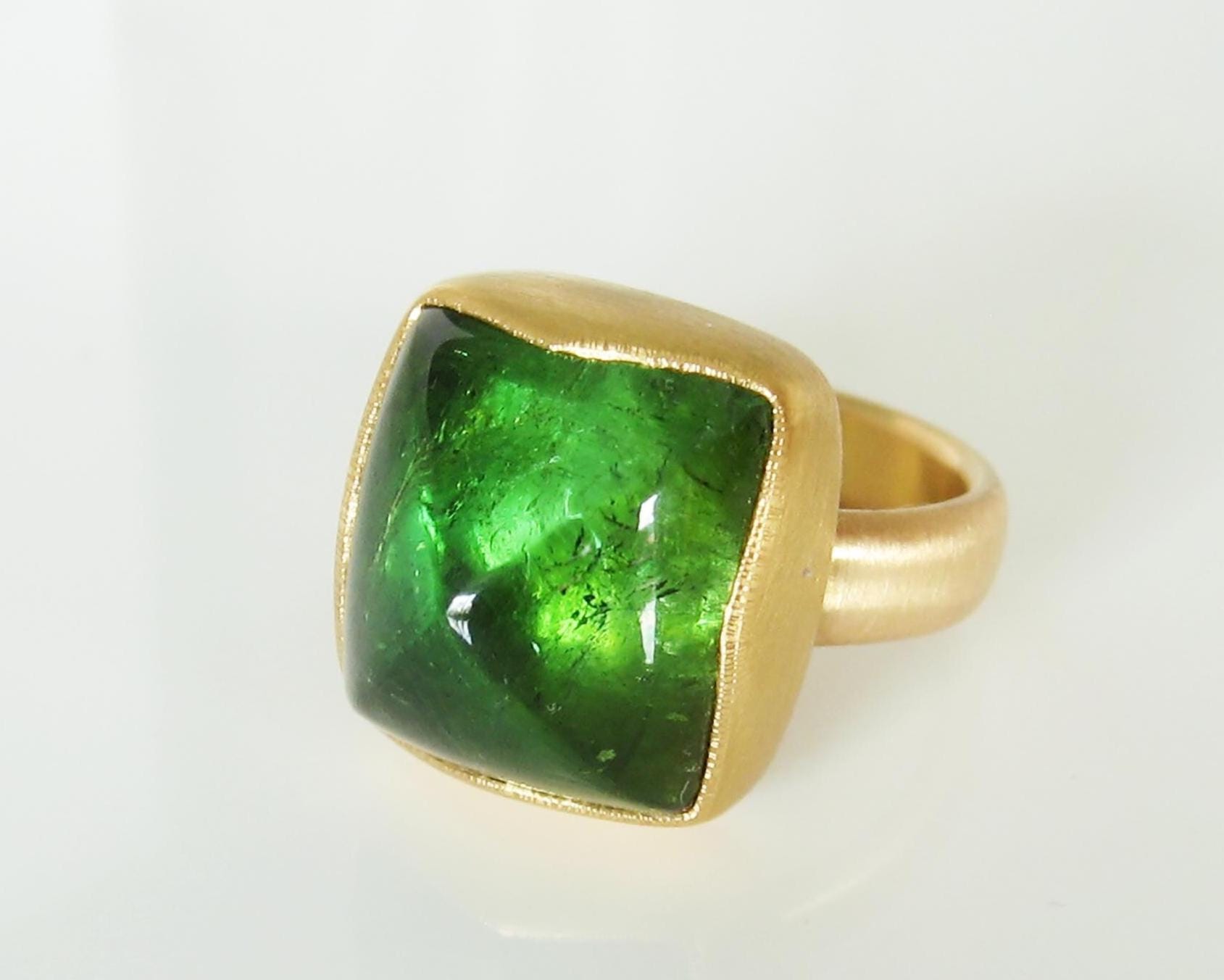 Large green tourmaline ring made of 750 and 900 gold, pyramid cabochon, width 56, luxurious unique piece by Christiane Wendt