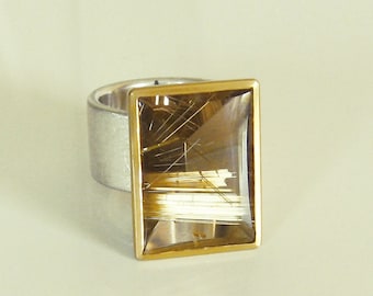 Bague quartz rutile en or 900 et argent 925 recyclés, grand cristal de roche carré taille miroir, pièce unique par Christiane Wendt