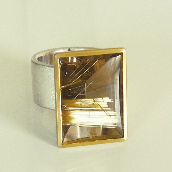 Bague quartz rutile en or 900 et argent 925 recyclés, grand cristal de roche carré taille miroir, pièce unique par Christiane Wendt