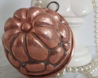 Vintage French copper jelly or cake mold / diam 4" - 10cm / rustic kitchen wall decor / copper ware