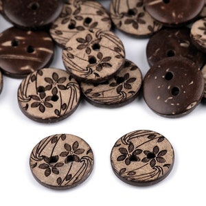 Könnte beinhalten: Eine Sammlung runder, brauner Kokosnussknöpfe mit zwei oder vier Löchern. Einige Knöpfe weisen ein Blumendesign auf, das in die Oberfläche geätzt ist. Die Knöpfe variieren in der Farbe von hellbraun bis dunkelbraun.
