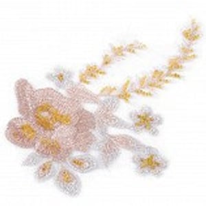 Könnte beinhalten: Ein zartes florales Stickmuster in Rosa und Gold mit einer einzelnen großen Blüte und kleineren Blüten entlang eines Stiels.