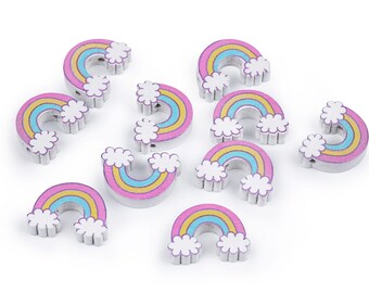 Könnte beinhalten: Zehn hölzerne Regenbogenperlen mit weißen Wolken. Jede Perle ist mit einem rosa, gelben und blauen Regenbogen mit einer weißen Wolke an jedem Ende bemalt.