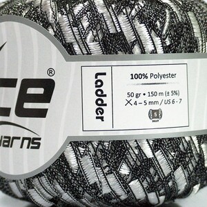 Könnte beinhalten: Ein Knäuel silber-schwarzes Garn mit der Aufschrift "Ice Yarns Ladder" und dem Text "100% Polyester, 50 gr - 150 m (± 5%), X 4-5 mm / US 6-7".